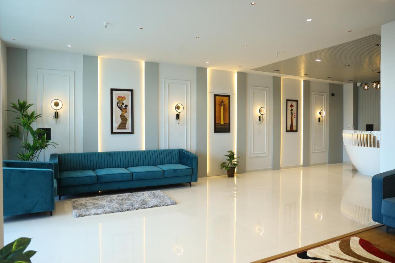 Hotel The Parker Inn By Kbnt Group Surat Buitenkant foto