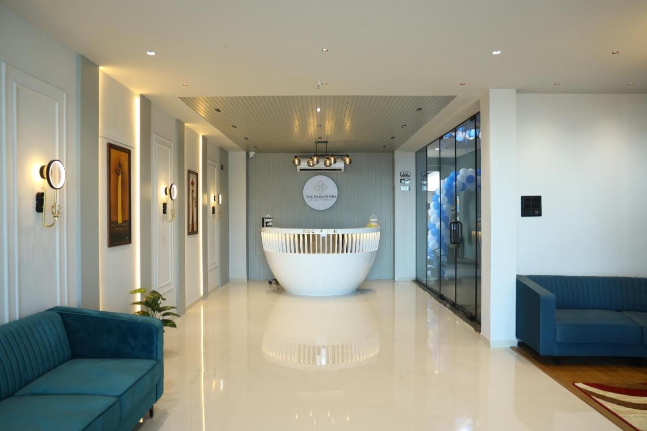 Hotel The Parker Inn By Kbnt Group Surat Buitenkant foto