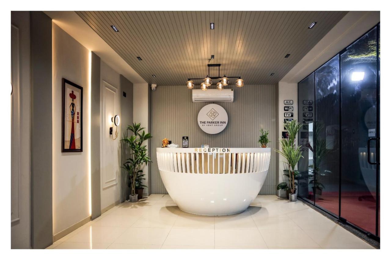 Hotel The Parker Inn By Kbnt Group Surat Buitenkant foto