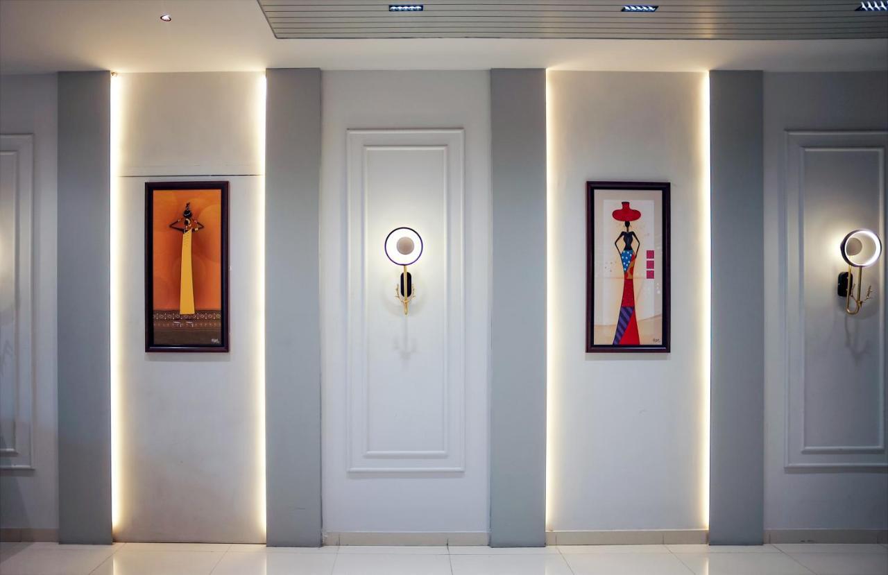 Hotel The Parker Inn By Kbnt Group Surat Buitenkant foto