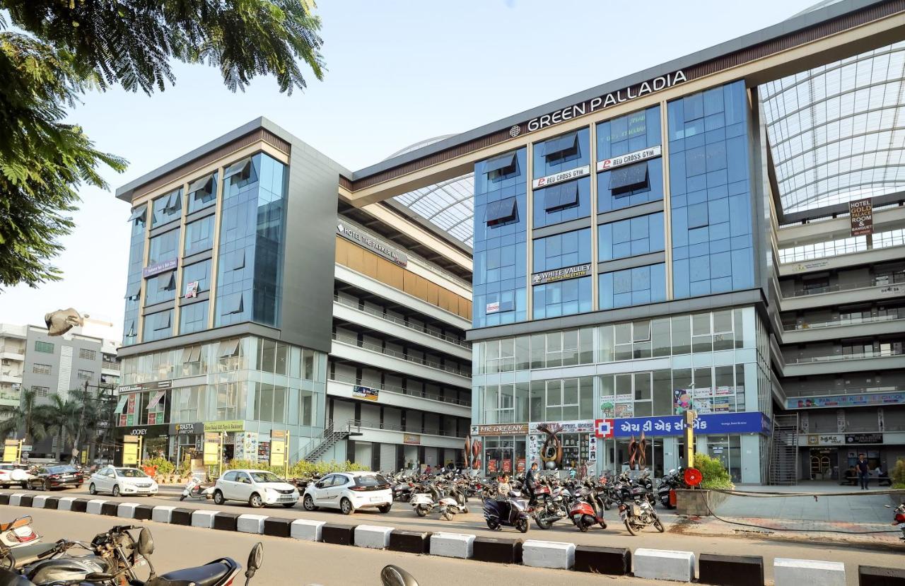 Hotel The Parker Inn By Kbnt Group Surat Buitenkant foto