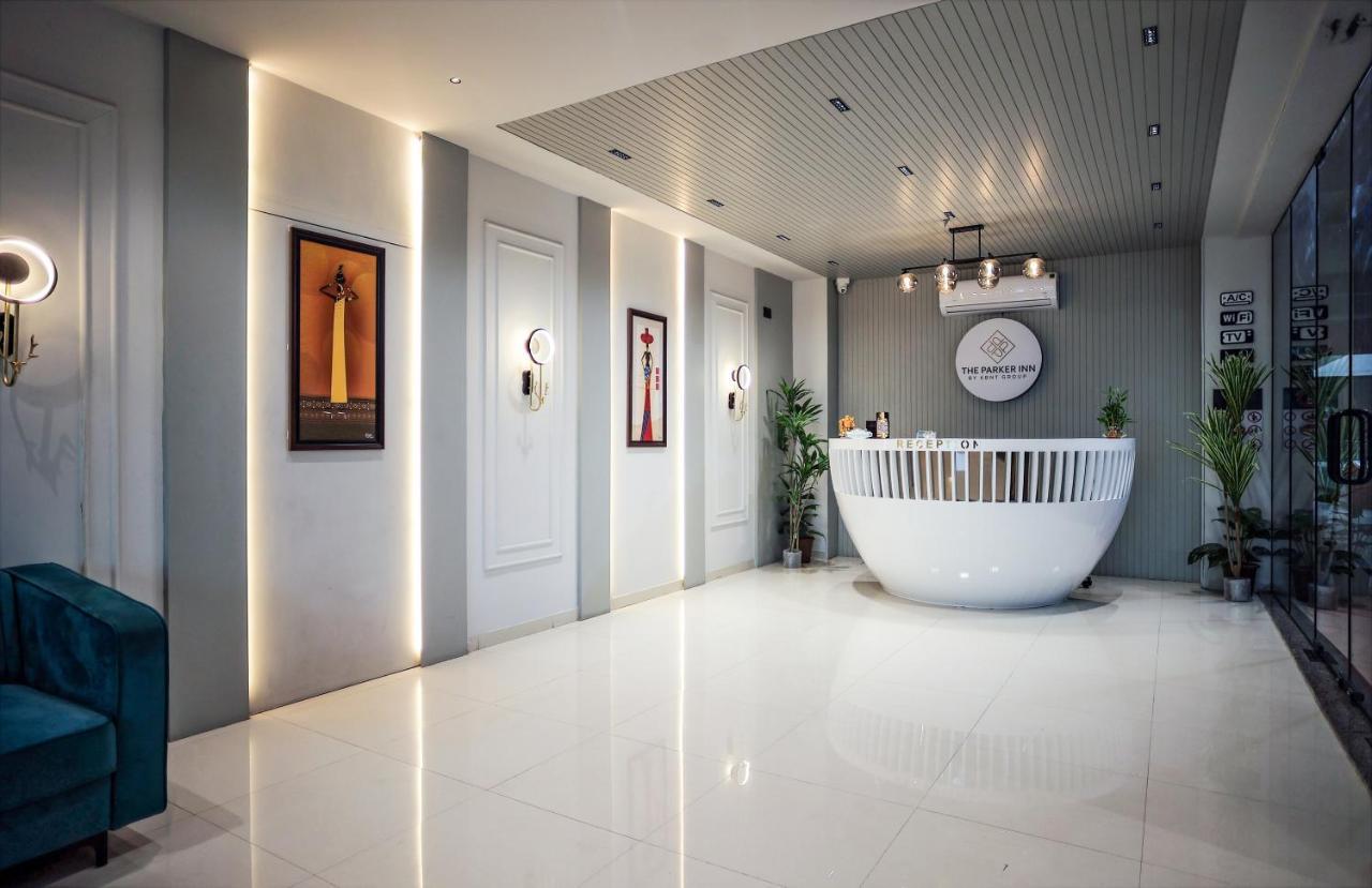 Hotel The Parker Inn By Kbnt Group Surat Buitenkant foto