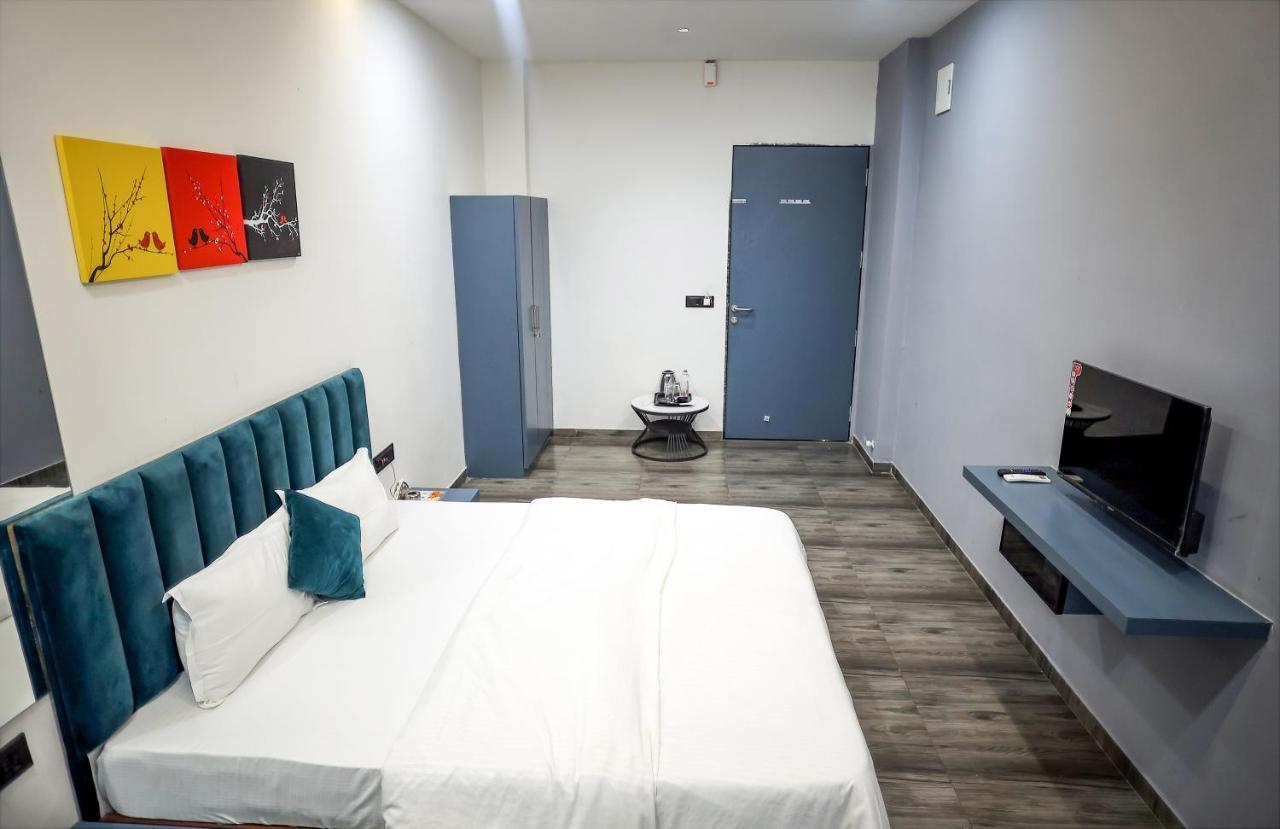 Hotel The Parker Inn By Kbnt Group Surat Buitenkant foto