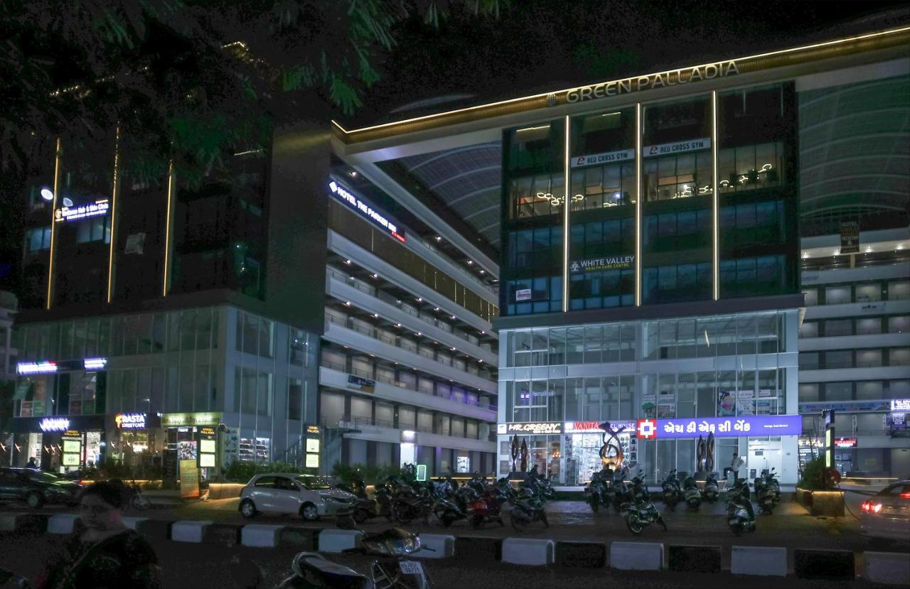 Hotel The Parker Inn By Kbnt Group Surat Buitenkant foto