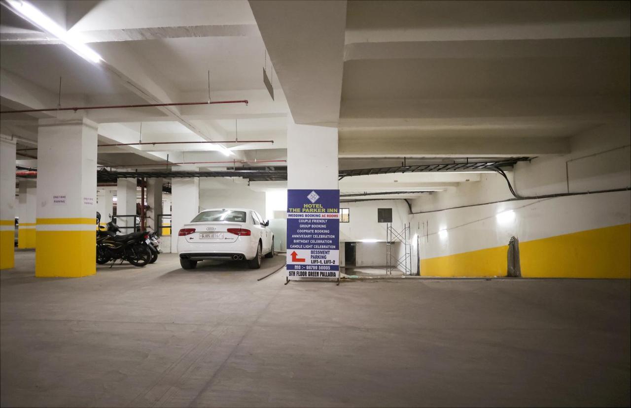 Hotel The Parker Inn By Kbnt Group Surat Buitenkant foto
