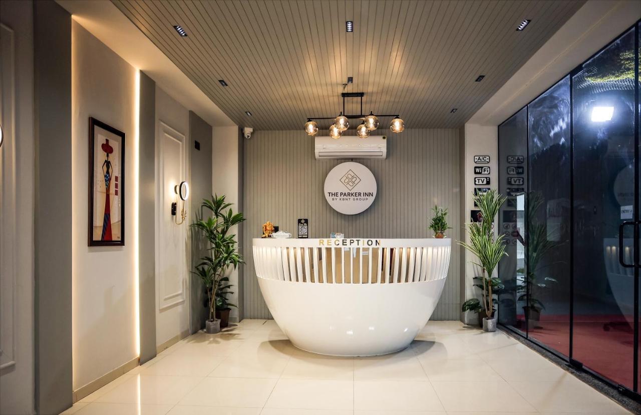 Hotel The Parker Inn By Kbnt Group Surat Buitenkant foto