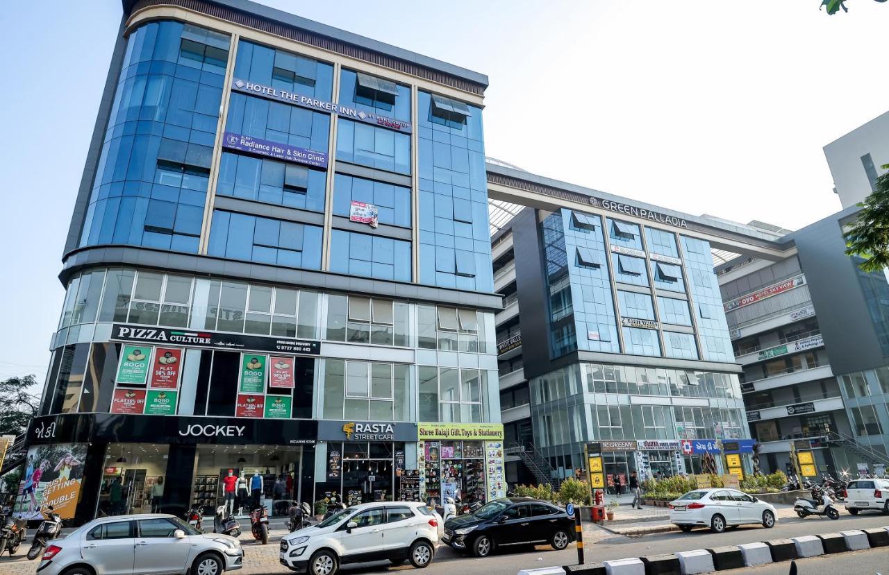 Hotel The Parker Inn By Kbnt Group Surat Buitenkant foto