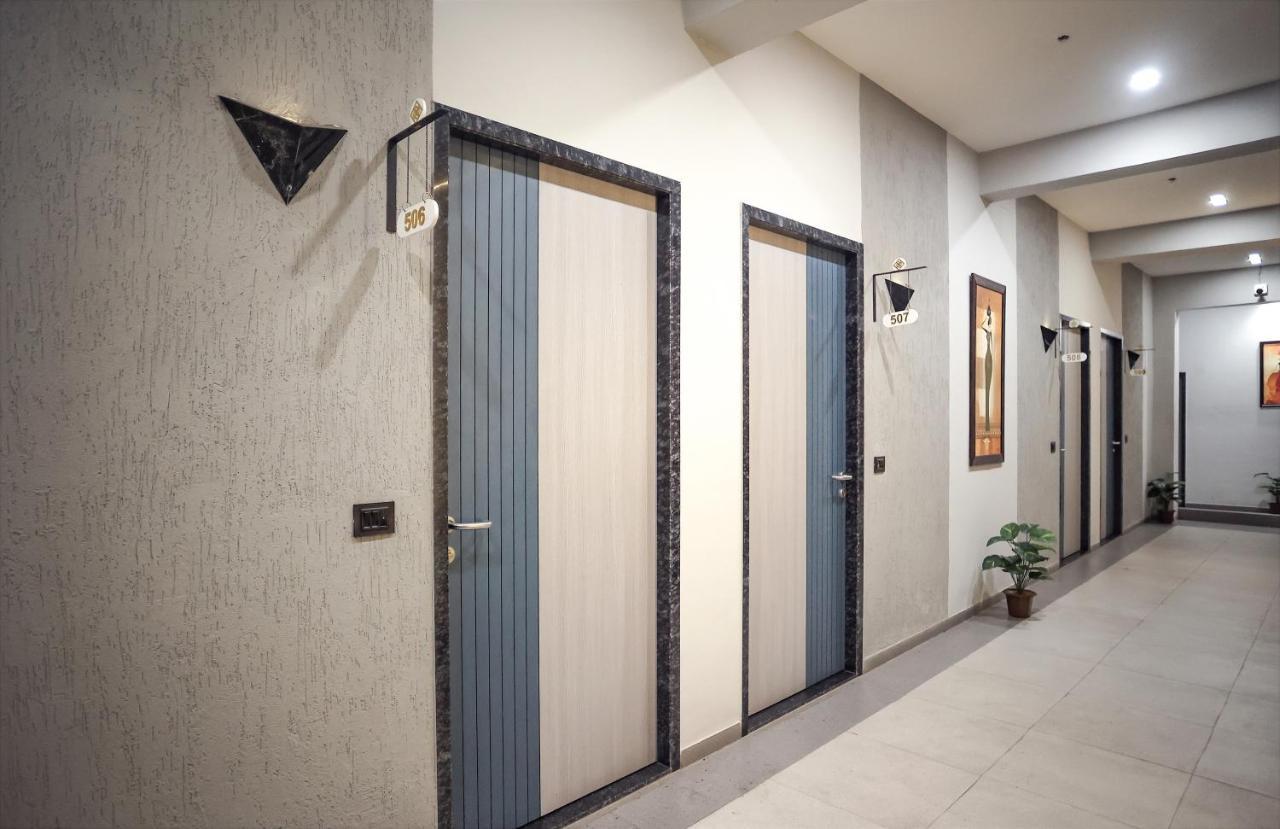 Hotel The Parker Inn By Kbnt Group Surat Buitenkant foto