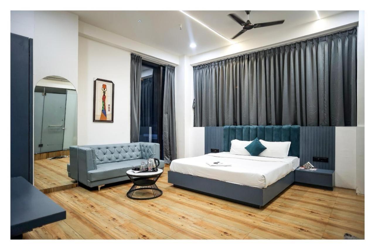 Hotel The Parker Inn By Kbnt Group Surat Buitenkant foto