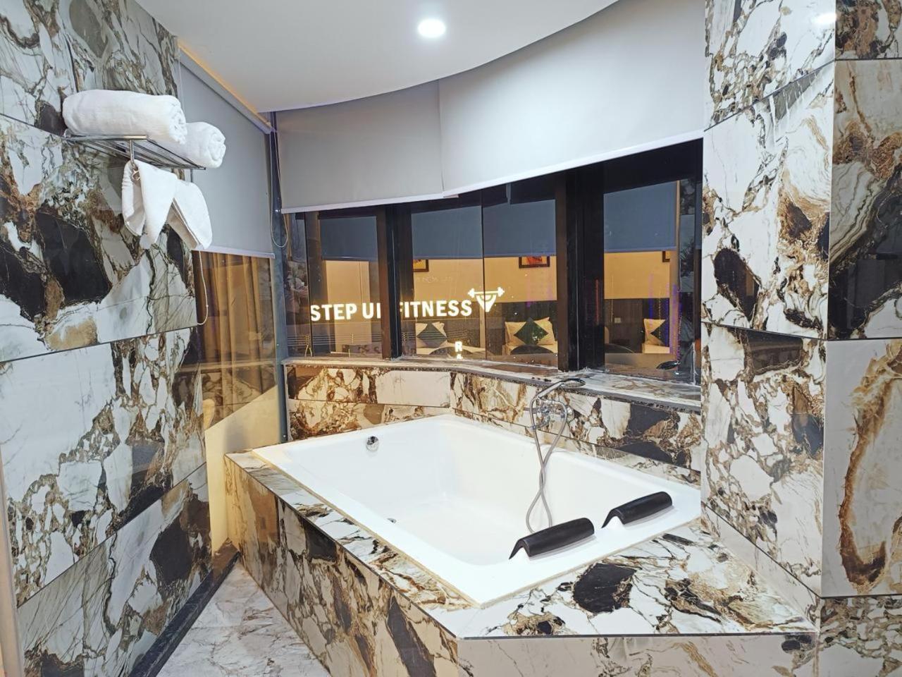 Hotel The Parker Inn By Kbnt Group Surat Buitenkant foto