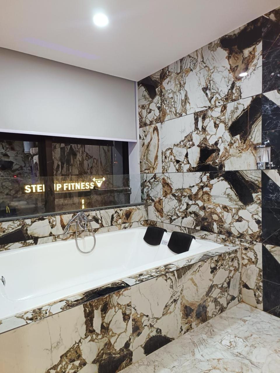 Hotel The Parker Inn By Kbnt Group Surat Buitenkant foto