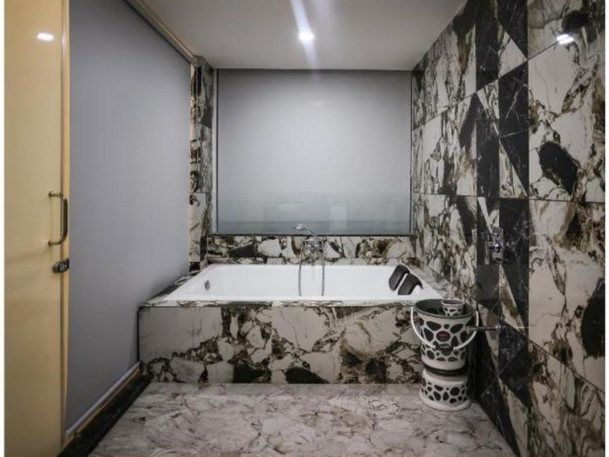 Hotel The Parker Inn By Kbnt Group Surat Buitenkant foto